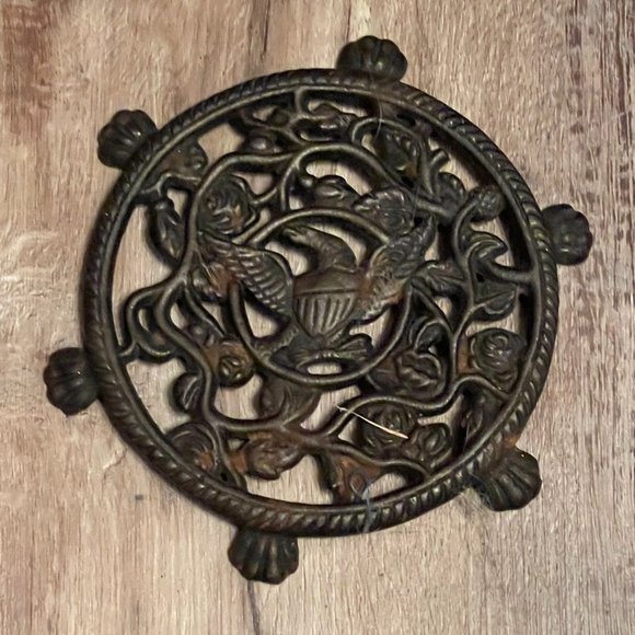 Wilton Cast Iron 6-Footed Trivet USA Eagle Roses Vines - Picture 4 of 6